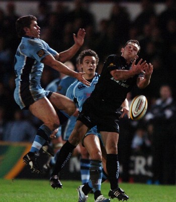 18.11.06  Cardiff Blues v Connacht Cardiff's Marc Stcherbina puts Daniel O'Riordan under pressure 