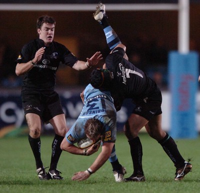 18.11.06  Cardiff Blues v Connacht Cardiff's jamie Robinson is tackled by Ray Ofisa 