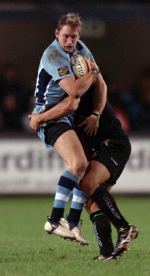 18.11.06  Cardiff Blues v Connacht Cardiff's jamie Robinson is tackled by Ray Ofisa 