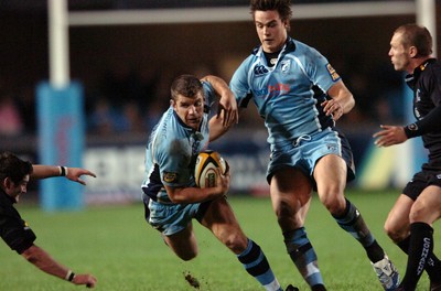 18.11.06  Cardiff Blues v Connacht Cardiff's Marc Stcherbina beats attempted tackle by Keith Matthews 