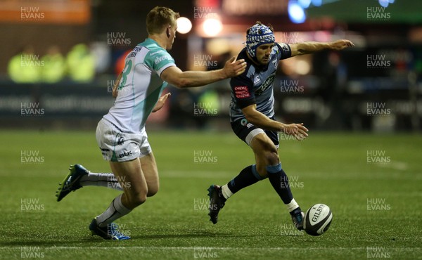 241117 - Cardiff Blues v Connacht - Guinness PRO14 - Matthew Morgan of Cardiff Blues chips the ball past Eoin Griffin of Connacht