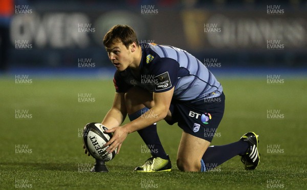 241117 - Cardiff Blues v Connacht - Guinness PRO14 - Jarrod Evans of Cardiff Blues lines up a penalty