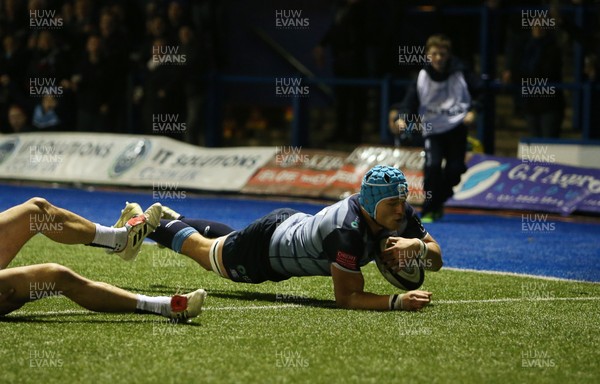 241117 - Cardiff Blues v Connacht - Guinness PRO14 - Olly Robinson of Cardiff Blues crosses the line to score a try