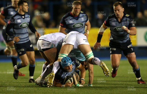 241117 - Cardiff Blues v Connacht - Guinness PRO14 - Olly Robinson of Cardiff Blues is tackled by Dave Heffernan and John Muldoon of Connacht