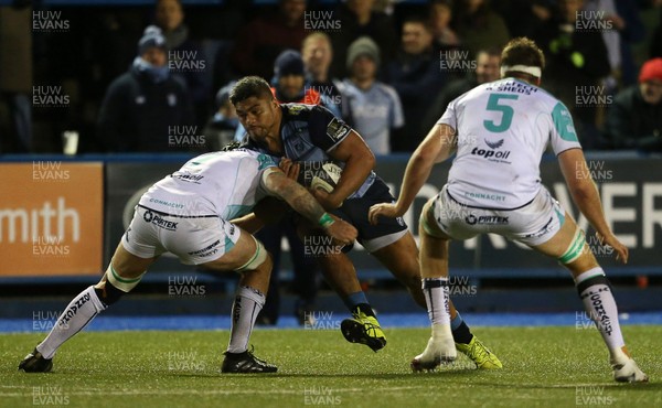 241117 - Cardiff Blues v Connacht - Guinness PRO14 - Nick Williams of Cardiff Blues is tackled by Jake Heenan of Connacht