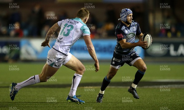 241117 - Cardiff Blues v Connacht - Guinness PRO14 - Matthew Morgan of Cardiff Blues is challenged by Eoin Griffin of Connacht