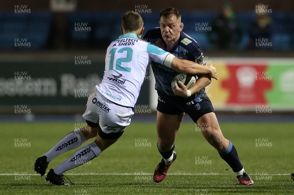 241117 - Cardiff Blues v Connacht - Guinness PRO14 - Matthew Rees of Cardiff Blues is tackled by Tom Farrell of Connacht