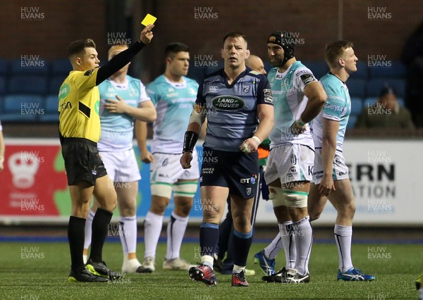 241117 - Cardiff Blues v Connacht - Guinness PRO14 - Eoin Griffin of Connacht is given a yellow card by referee Craig Evans