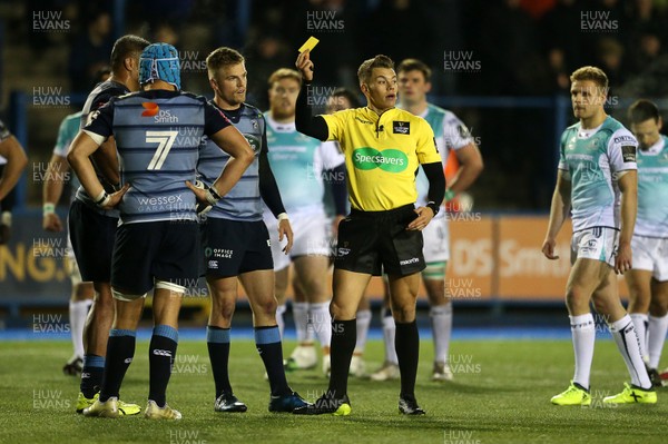 241117 - Cardiff Blues v Connacht - Guinness PRO14 - Nick Williams of Cardiff Blues is given a yellow card by referee Craig Evans