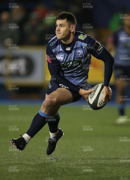 241117 - Cardiff Blues v Connacht, Guinness PRO14 - Tomos Williams of Cardiff Blues feeds the ball out