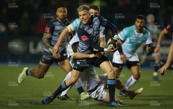 241117 - Cardiff Blues v Connacht, Guinness PRO14 - Gareth Anscombe of Cardiff Blues makes the ball available as he charges at the Connacht defence