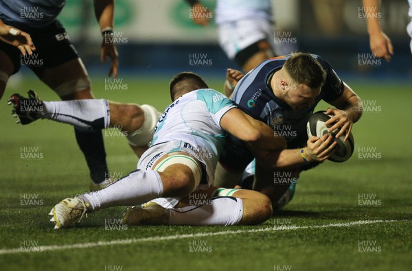 241117 - Cardiff Blues v Connacht, Guinness PRO14 - Owen Lane of Cardiff Blues crashes through the Connacht defence as he scores try