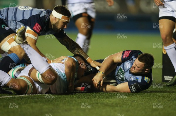241117 - Cardiff Blues v Connacht, Guinness PRO14 - Owen Lane of Cardiff Blues crashes through the Connacht defence as he scores try