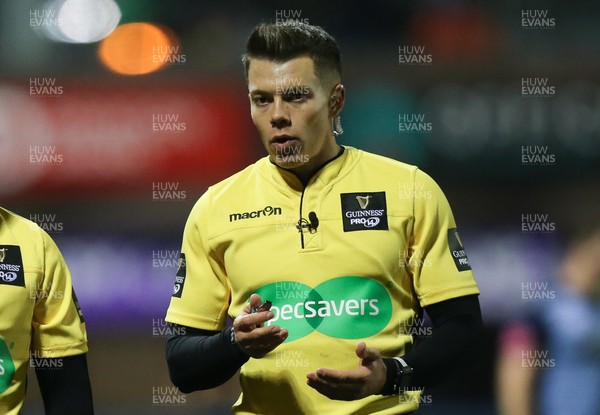 241117 - Cardiff Blues v Connacht, Guinness PRO14 - Referee Craig Evans looks at the big screen while confirming a decision with the TMO