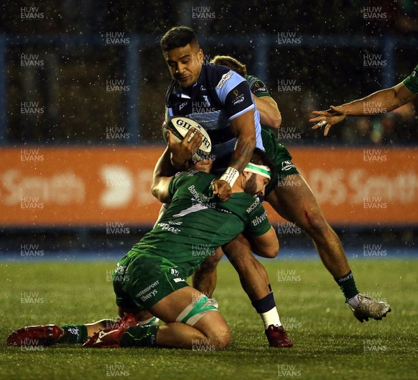 260119 - Cardiff Blues v Connacht - Guinness PRO14 - Rey Lee-Lo of Cardiff Blues is tackled by Colby Fainga'a and David Horwitz of Connacht