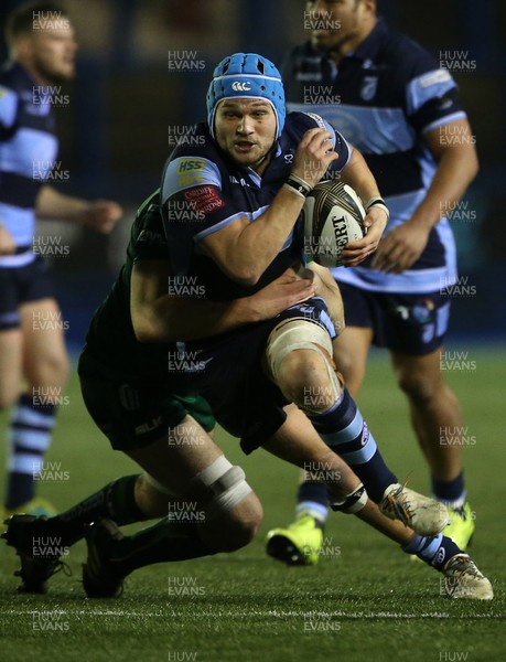 260119 - Cardiff Blues v Connacht - Guinness PRO14 - Olly Robinson of Cardiff Blues is tackled by Joe Maksymiw of Connacht