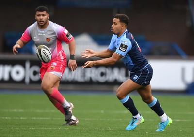 090521 - Cardiff Blues v Dragons - Guinness PRO14 Rainbow Cup - Ben Thomas of Cardiff Blues gets the ball away