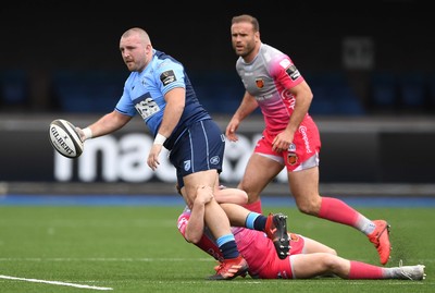 090521 - Cardiff Blues v Dragons - Guinness PRO14 Rainbow Cup - Dillon Lewis of Cardiff Blues gets the ball away