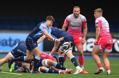 090521 - Cardiff Blues v Dragons - Guinness PRO14 Rainbow Cup - Jamie Hill of Cardiff Blues gets the ball away