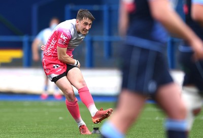 090521 - Cardiff Blues v Dragons - Guinness PRO14 Rainbow Cup - Sam Davies of Dragons kicks at goal