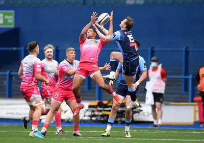 090521 - Cardiff Blues v Dragons - Guinness PRO14 Rainbow Cup - Rio Dyer of Dragons and Hallam Amos of Cardiff Blues jump for high ball