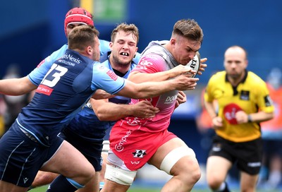 090521 - Cardiff Blues v Dragons - Guinness PRO14 Rainbow Cup - Taine Basham of Dragons is tackled by Max Llewellyn and Owen Lane of Cardiff Blues