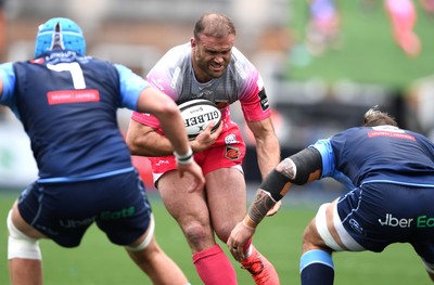 090521 - Cardiff Blues v Dragons - Guinness PRO14 Rainbow Cup - Jamie Roberts of Dragons takes on Olly Robinson and Josh Turnbull of Cardiff Blues