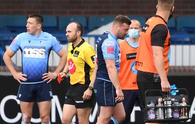 090521 - Cardiff Blues v Dragons - Guinness PRO14 Rainbow Cup - Referee Mike Adamson shows Owen Lane of Cardiff Blues a red card