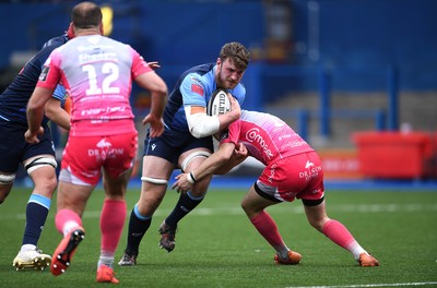 090521 - Cardiff Blues v Dragons - Guinness PRO14 Rainbow Cup - James Ratti of Cardiff Blues is tackled by Sam Davies of Dragons