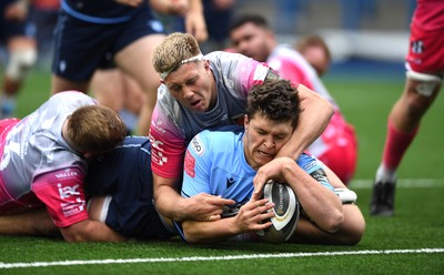 090521 - Cardiff Blues v Dragons - Guinness PRO14 Rainbow Cup - Teddy Williams of Cardiff Blues scores try