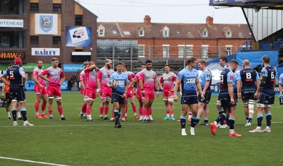 090521 - Cardiff Blues v Dragons, Guinness PRO14 Rainbow Cup - Players from both teams look on as referee Mike Adamson refers to the big screen while conferring with the TMO