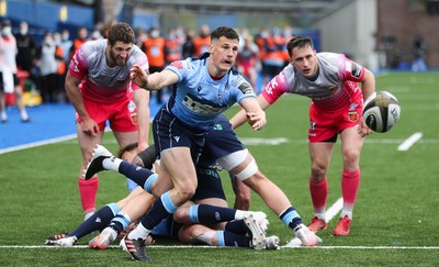 090521 - Cardiff Blues v Dragons, Guinness PRO14 Rainbow Cup - Ellis Bevan of Cardiff Blues feeds the ball out