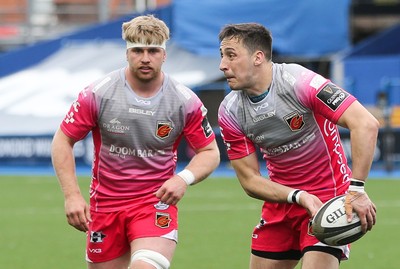 090521 - Cardiff Blues v Dragons, Guinness PRO14 Rainbow Cup - Sam Davies of Dragons feeds the ball out as Aaron Wainwright of Dragons supports