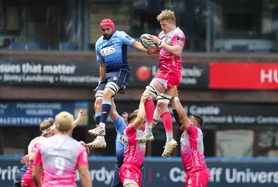 090521 - Cardiff Blues v Dragons, Guinness PRO14 Rainbow Cup - Matthew Screech of Dragons beats Cory Hill of Cardiff Blues to win the line out