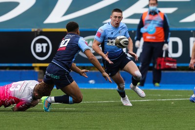 090521 - Cardiff Blues v Dragons, Guinness PRO14 Rainbow Cup - Josh Adams of Cardiff Blues takes the pass from Ben Thomas of Cardiff Blues and races through the Dragons defence to score try