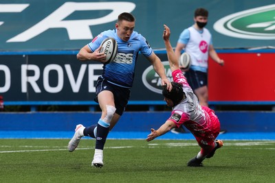 090521 - Cardiff Blues v Dragons, Guinness PRO14 Rainbow Cup - Josh Adams of Cardiff Blues races past Ioan Davies of Dragons to score try