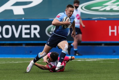 090521 - Cardiff Blues v Dragons, Guinness PRO14 Rainbow Cup - Josh Adams of Cardiff Blues races past Ioan Davies of Dragons to score try