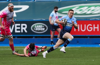 090521 - Cardiff Blues v Dragons, Guinness PRO14 Rainbow Cup - Josh Adams of Cardiff Blues races past Ioan Davies of Dragons to score try