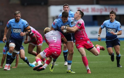 090521 - Cardiff Blues v Dragons, Guinness PRO14 Rainbow Cup - Jason Harries of Cardiff Blues takes on Gonzalo Bertranou of Dragons and Sam Davies of Dragons