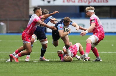 090521 - Cardiff Blues v Dragons, Guinness PRO14 Rainbow Cup - Hallam Amos of Cardiff Blues looks to break the tackle from Gonzalo Bertranou of Dragons