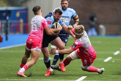 090521 - Cardiff Blues v Dragons, Guinness PRO14 Rainbow Cup - Owen Lane of Cardiff Blues is held by Rio Dyer of Dragons and Aaron Wainwright of Dragons