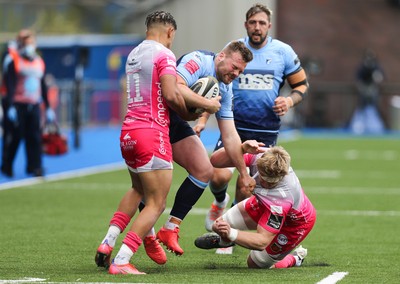 090521 - Cardiff Blues v Dragons, Guinness PRO14 Rainbow Cup - Owen Lane of Cardiff Blues is held by Rio Dyer of Dragons and Aaron Wainwright of Dragons