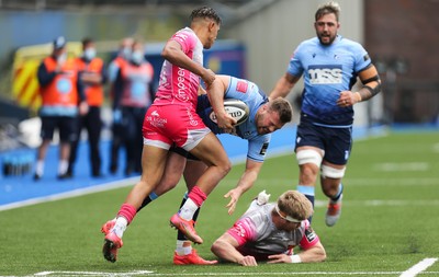 090521 - Cardiff Blues v Dragons, Guinness PRO14 Rainbow Cup - Owen Lane of Cardiff Blues is held by Rio Dyer of Dragons and Aaron Wainwright of Dragons