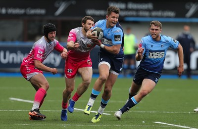 090521 - Cardiff Blues v Dragons, Guinness PRO14 Rainbow Cup - Jason Harries of Cardiff Blues gets past Ioan Davies of Dragons