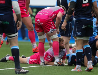 090521 - Cardiff Blues v Dragons, Guinness PRO14 Rainbow Cup - Rhys Lawrence of Dragons powers over to score try