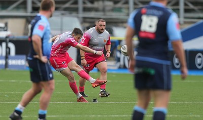 090521 - Cardiff Blues v Dragons, Guinness PRO14 Rainbow Cup - Sam Davies of Dragons misses a penalty late in the match