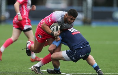 090521 - Cardiff Blues v Dragons, Guinness PRO14 Rainbow Cup - Leon Brown of Dragons takes on Kristian Dacey of Cardiff Blues