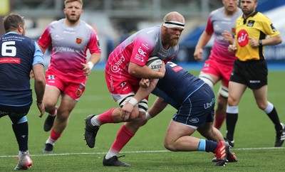 090521 - Cardiff Blues v Dragons, Guinness PRO14 Rainbow Cup - Joe Davies of Dragons takes on Dillon Lewis of Cardiff Blues