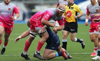 090521 - Cardiff Blues v Dragons, Guinness PRO14 Rainbow Cup - Joe Davies of Dragons takes on Dillon Lewis of Cardiff Blues