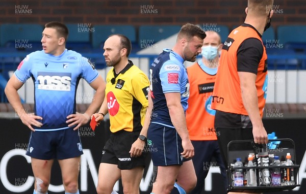 090521 - Cardiff Blues v Dragons - Guinness PRO14 Rainbow Cup - Referee Mike Adamson shows Owen Lane of Cardiff Blues a red card